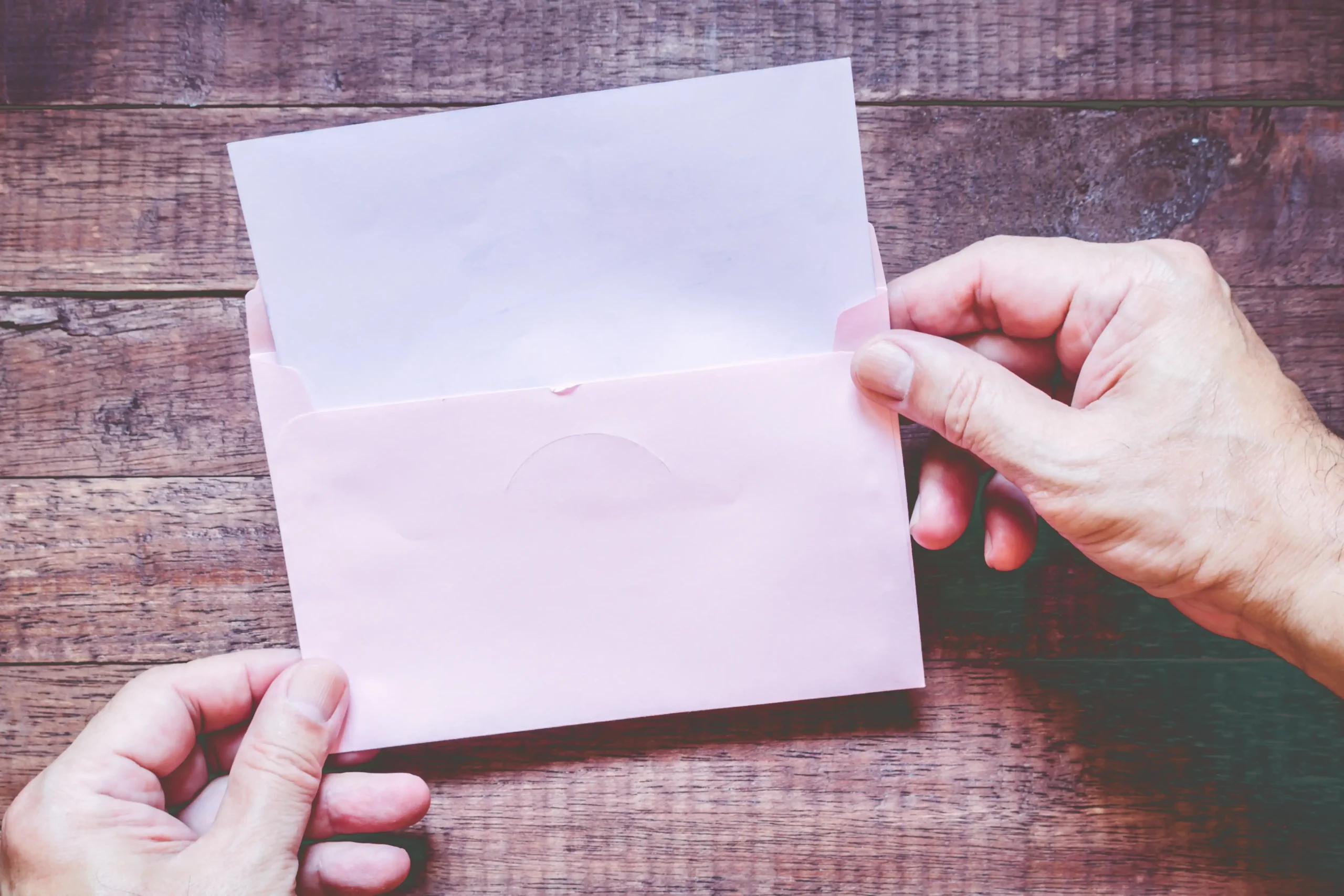 A man close the envelop